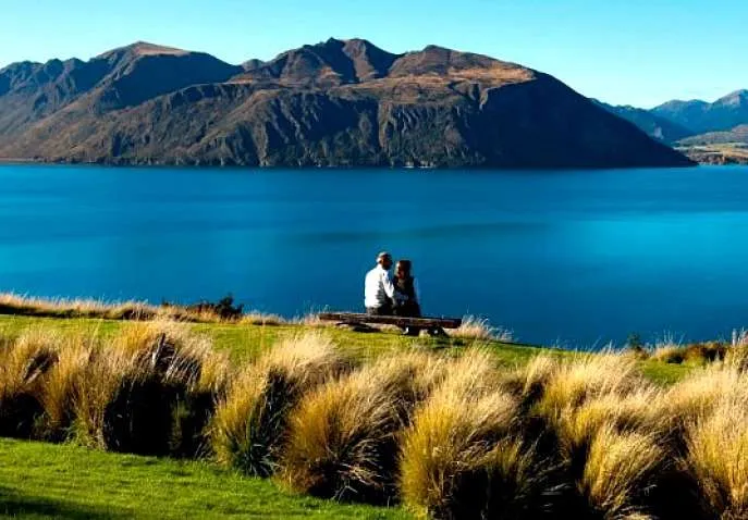 6579 nz honeymoon couple sunset