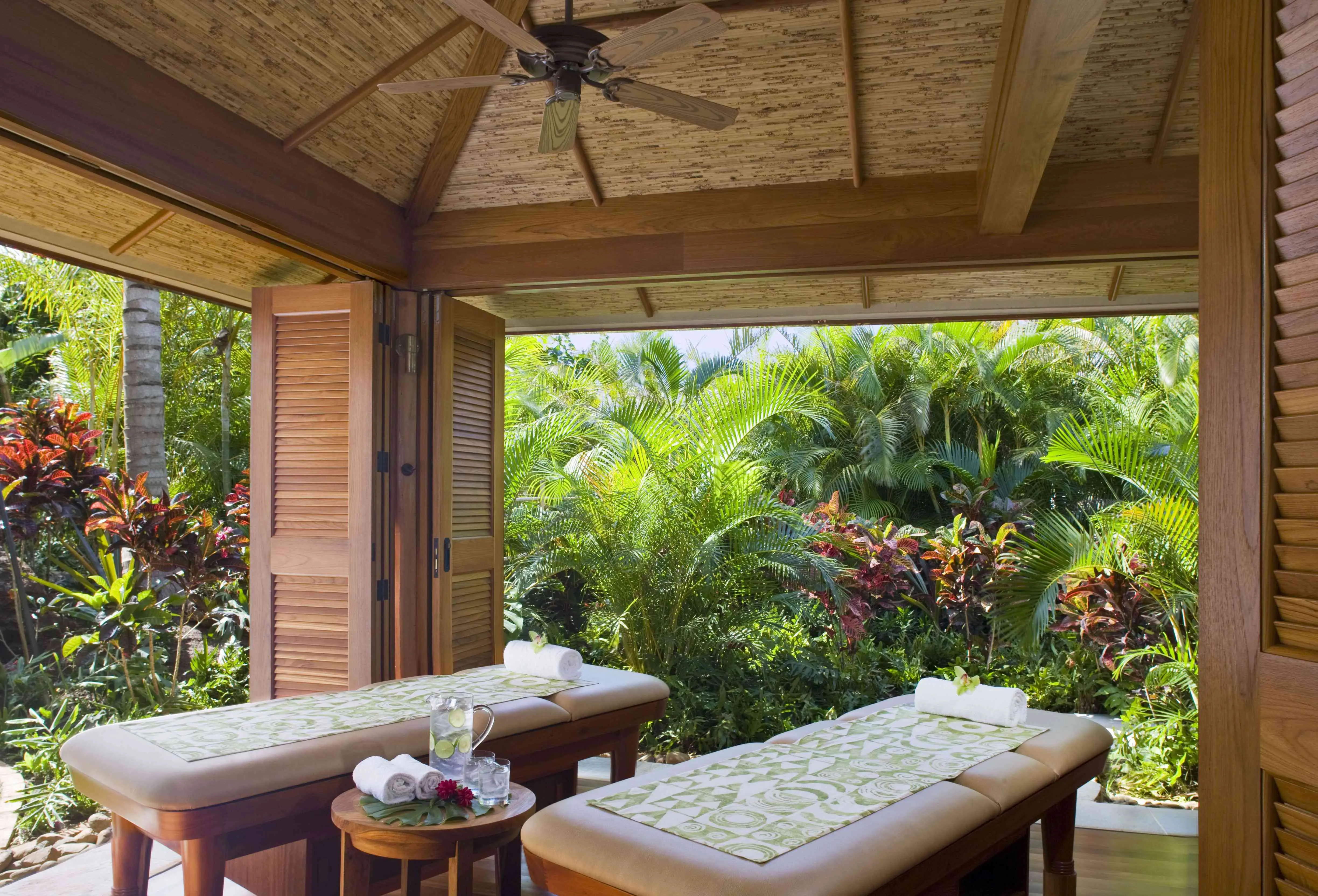 /img/6605-hawaii-honeymoon-dinner.webp