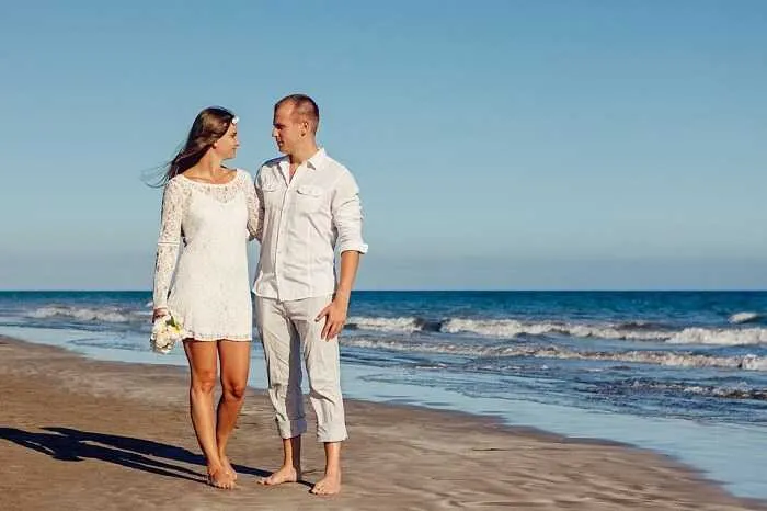 6641 honeymoon couple beach