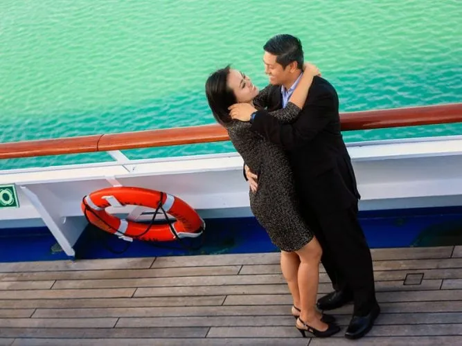 /img/6837-couple-on-beach.webp